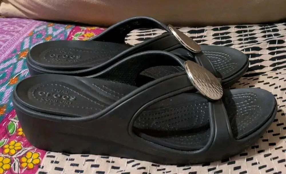 Crocs Sanrah Hammered Silver Circle Wedge Slide Sandals Black Women's Size 7